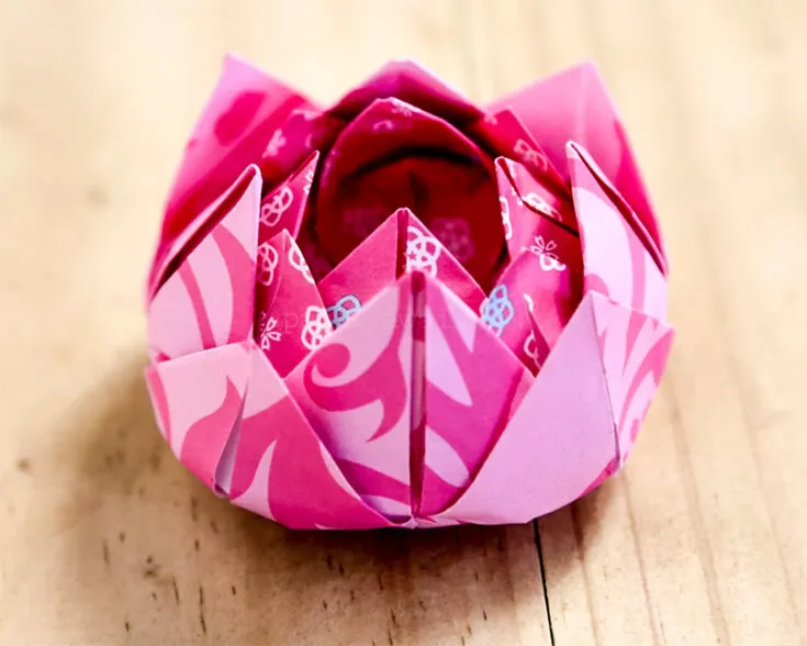 A fan of the more traditional depictions of the lotus flower? This is the one for you. But you have to be more careful as there are certain folds that have to be made delicately to avoid ripping the paper.