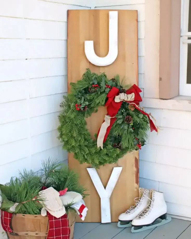 Follow along as Virginia from Fynes Designs teaches us how to make an Outdoor Wreath. Plaster the word 'Joy' all over this wreath as you invite friends and family to your Christmas party. Not to mention its durability.