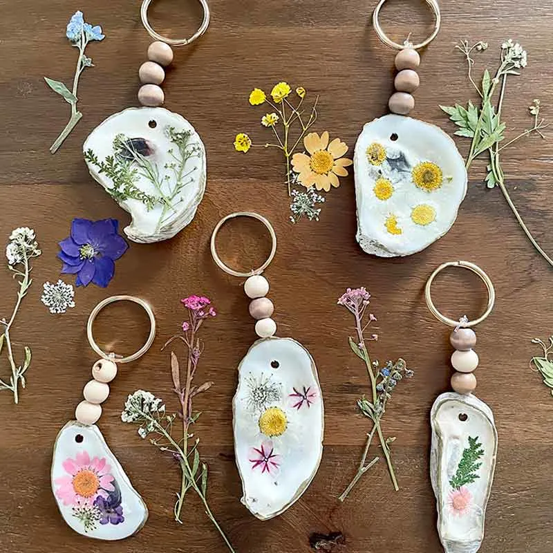 Create beautiful keepsakes by turning ordinary oyster shells into pretty keychains with delicate dried flowers. This quick and easy craft is perfect for beginners, and the result is a lovely accessory that adds a touch of nature to your everyday essentials.