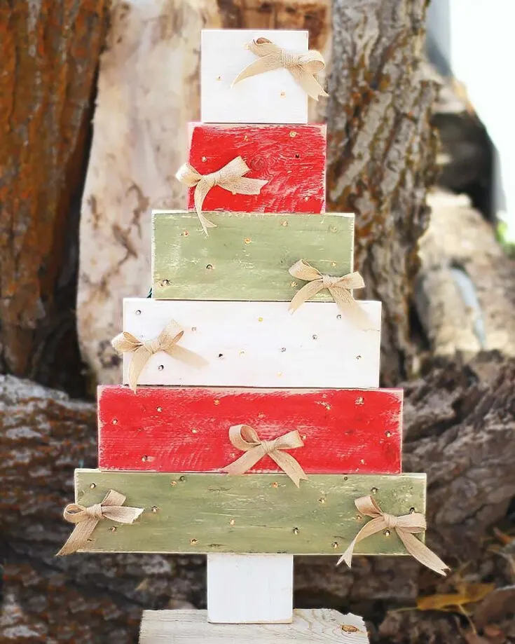 Give your holiday decor a rustic twist with this fun pallet wood Christmas tree! It&rsquo;s easy to make, full of charm, and the perfect way to add a cozy, handmade touch to your celebrations.