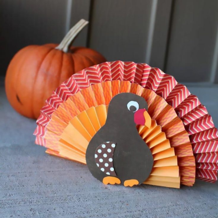 Here's an easy craft for you and your children to make. It only requires folding and taping, making it super simple and the perfect decor to spruce up your home for the festive season.
