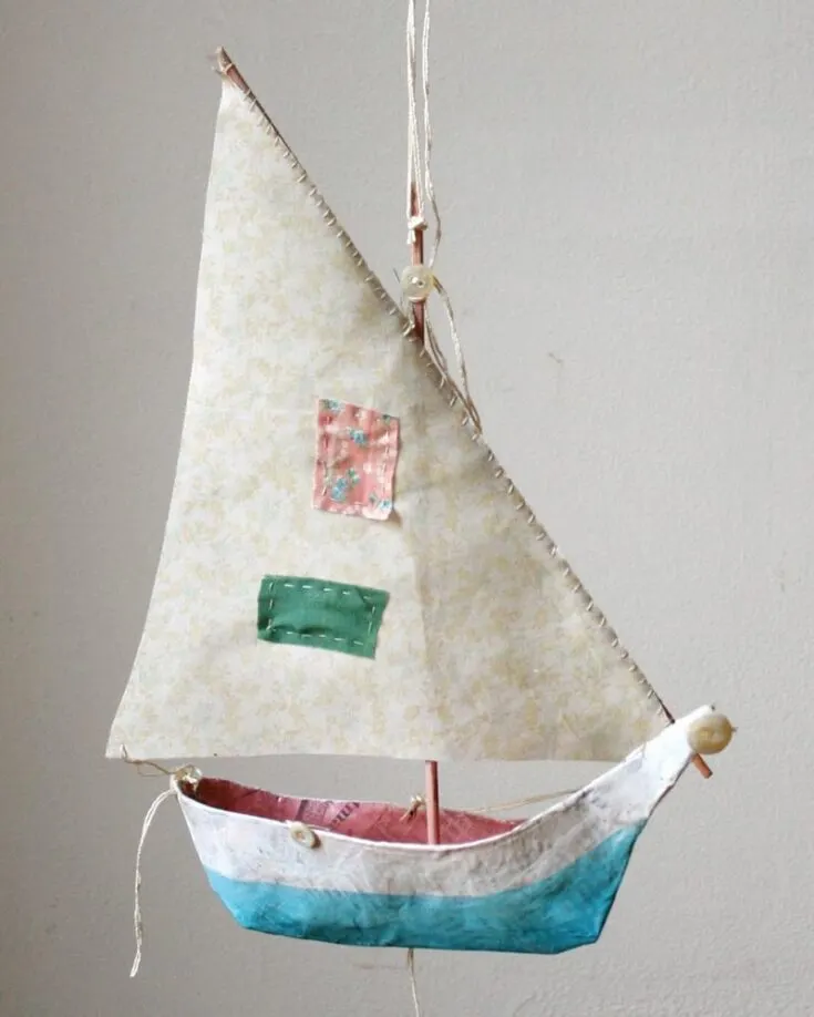These lovely paper mache boats are fun paper mache ideas that you can try with your children or with the class that you teach.