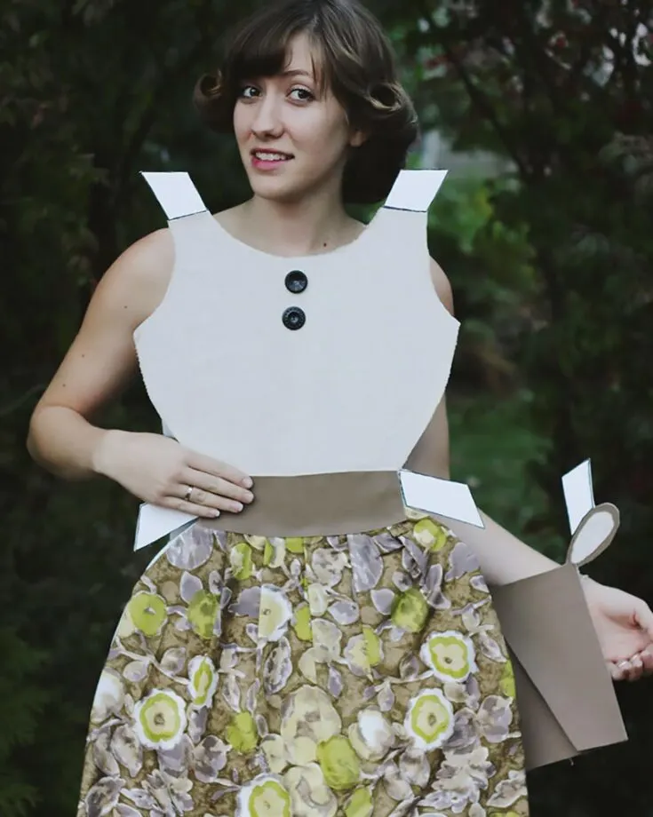 With this tutorial, let's practice recycling and create a fantastic costume from scratch. It is also an excellent opportunity to impart the benefits of recycling to the younger generation. Give it a go!