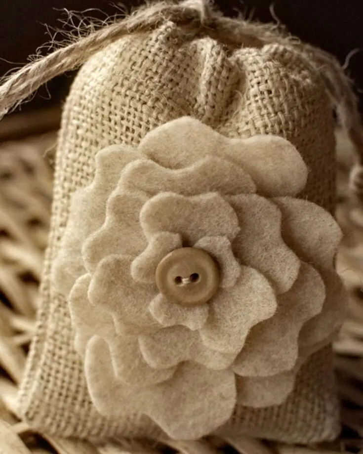 Looking for a charming way to elevate your wedding favors? Try creating peony pockets out of burlap party favor bags! With lovely peony designs on the bags, they&rsquo;ll perfectly match your wedding theme and guests will love the beautiful keepsake.