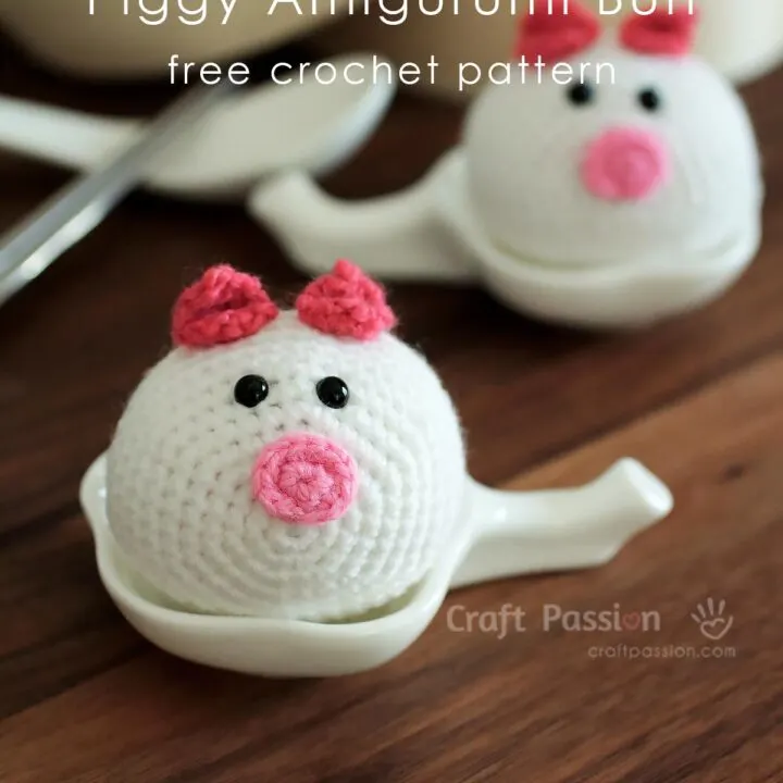 Get the free pattern and tutorial to learn how to crochet this simple and adorable Piggy Amigurumi in the shape of a Chinese Steamed Bun.