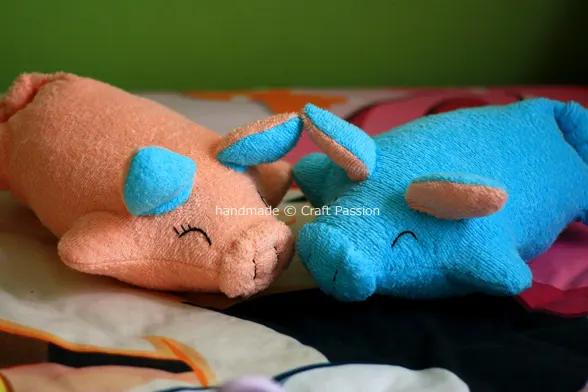 Sew these cute Valentine Piggy Pillows to someone you love, it is cute and huggy at the same time. Simply can't resist its cuteness.