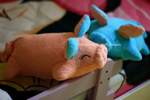 Sew these cute Valentine Piggy Pillows to someone you love, it is cute and huggy at the same time. Simply can't resist its cuteness.