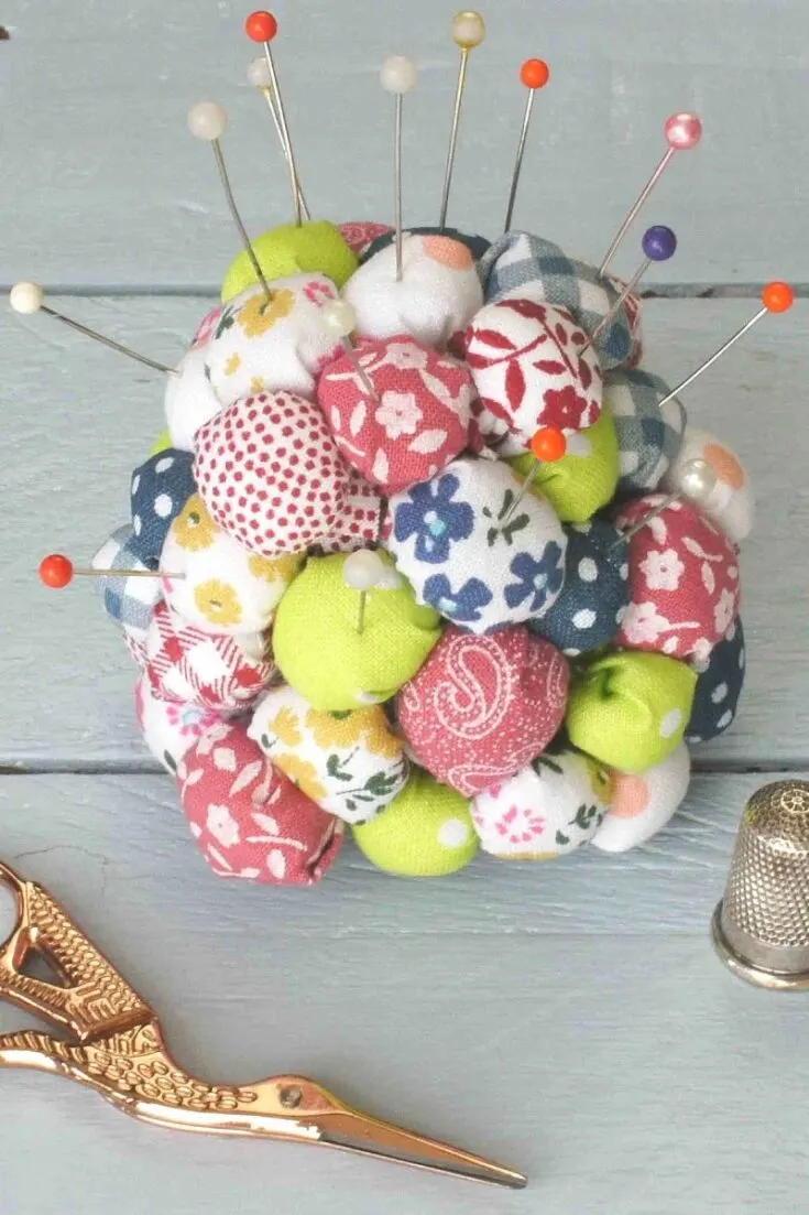 For the crafter who&rsquo;s not so familiar with sewing, learn how to make a pincushion with this no-sew pattern! All you need is a pinecone, scrap fabric, and glue. It&rsquo;s easy and so relaxing to do and looks great no matter the combination of fabrics you use.