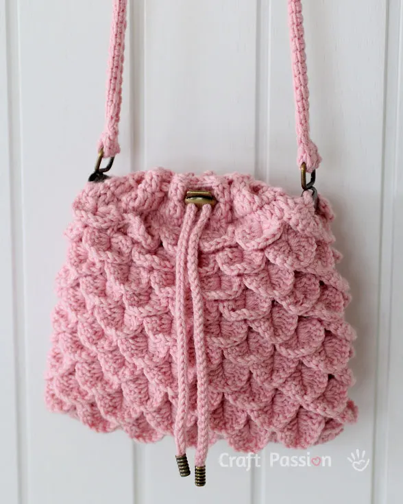Make a drawstring purse using the crocodile stitch crochet pattern. This free pattern includes detailed written instructions and step-by-step photos.