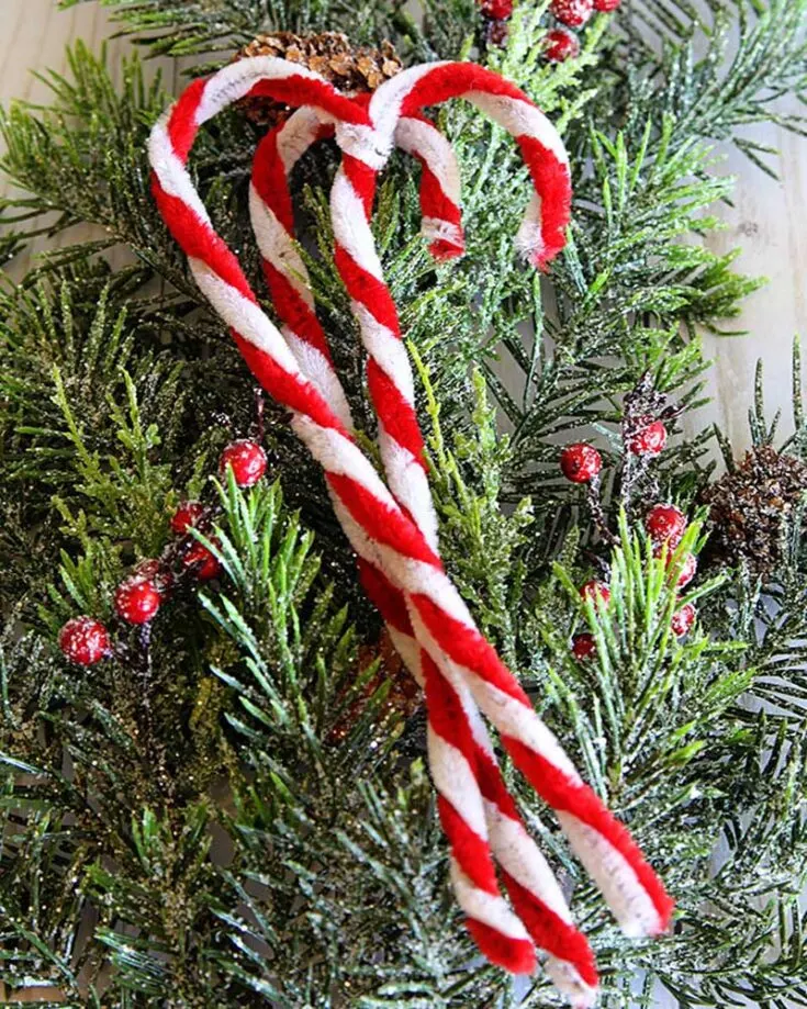 Looking for the most straightforward Christmas craft to decorate with? Take a look at these candy canes! Twist red and white pipe cleaners together, and there you have it. You can also stain the pipe cleaners with tea to achieve an aged effect for a vintage look.