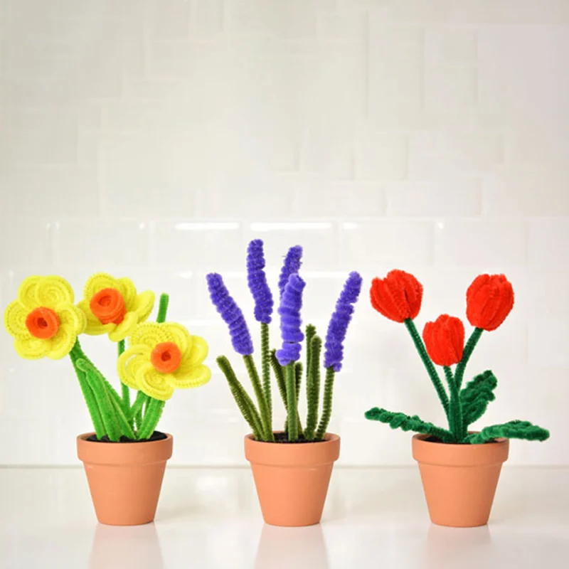 Check out these simple crafts: a bouquet of fragrant lavender flowers, tulips and daffodils using pipe cleaners. Not only will they add charm to any room, but they also make wonderful gifts for loved ones.