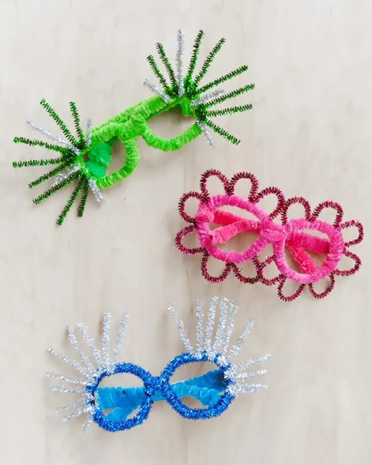 These funky glasses make for the perfect accessories when counting down to the new year! Follow this step-by-step tutorial and start crafting these pipe cleaner glasses complete with glittery accents.