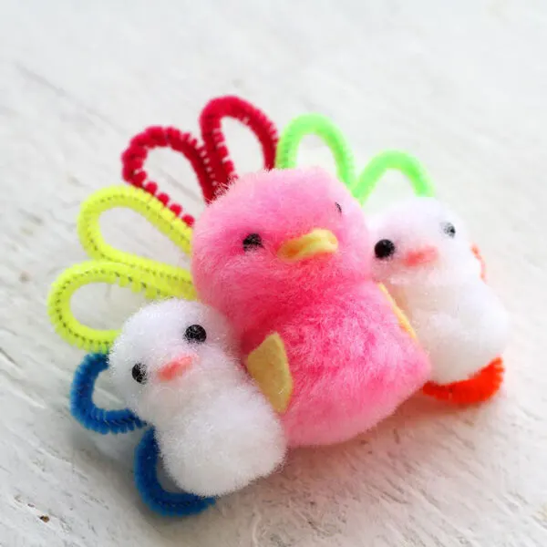 Looking to make a craft for Mother&rsquo;s Day? Check out this DIY mama turkey and baby turkey pom pom brooch crafted from pipe cleaners and some multicolored pom poms! You can also fashion this brooch into a card placeholder for Thanksgiving!