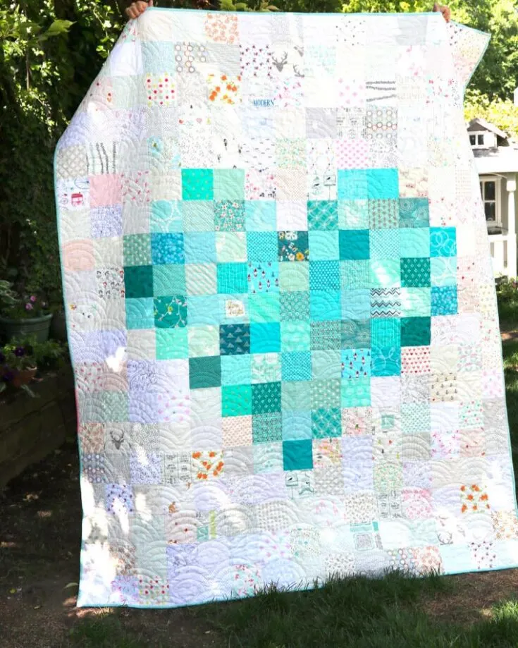 Here's another heart-shaped quilt pattern for you! This pixelated heart does not require half-square triangles, so it's quick and easy!