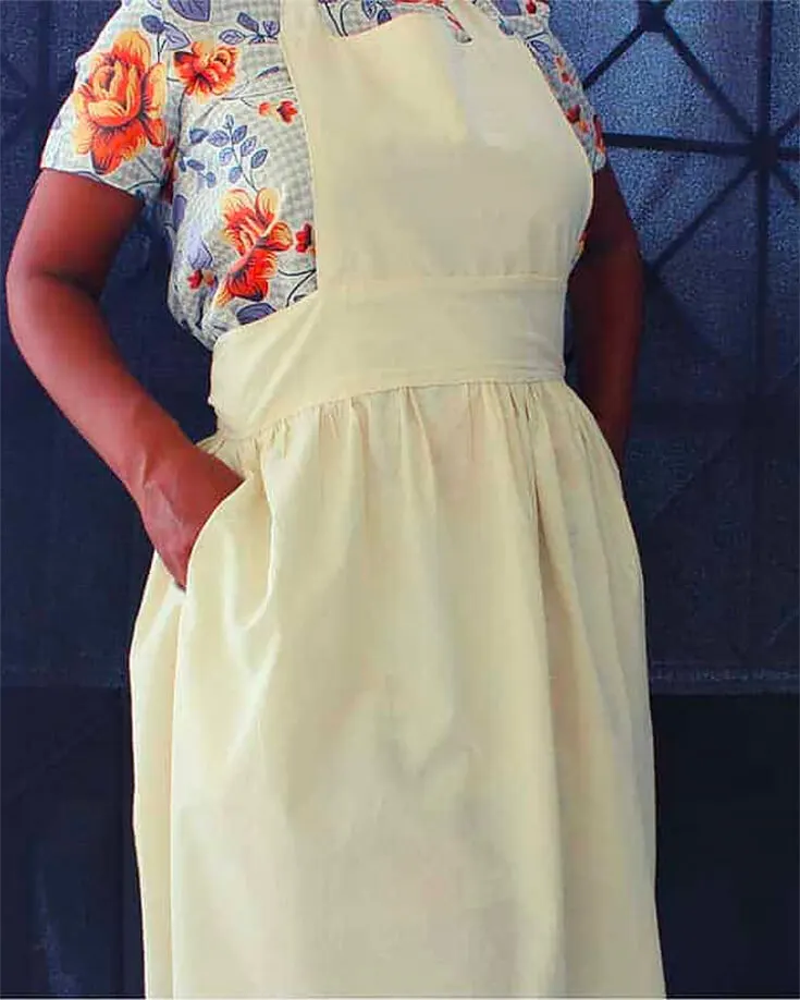 Don't you adore it when your garments come with side pockets? You could store your belongings or just rest your hands in the pockets of this elegant apron. It even has a size chart ranging from S to XXXL! Learn to make this with the apron dress pattern from Happiest Camper.
