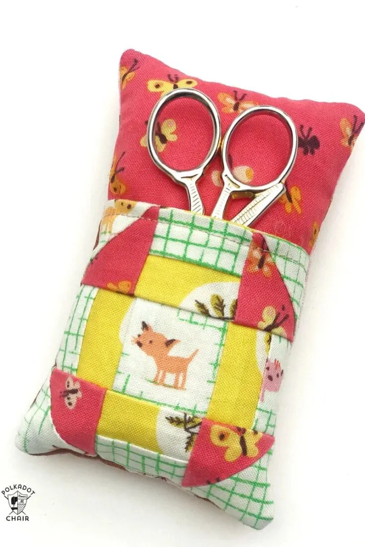 Pin holders are a handy place to keep your pins and needles, but what should you do with scissors? Introducing these pocket pin cushions, with a neat little pocket sewn right in for a place for your scissors or those spare buttons.