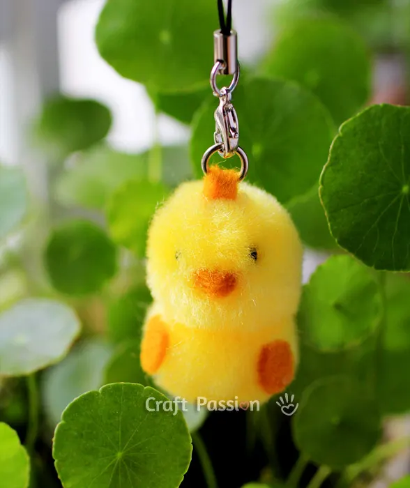 Easy & quick Kid Craft Easter Craft chick pom pom. Make them into Mobile Phone charm, pencil topper, keychain or other related accessories.