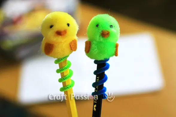 Easy & quick Kid Craft Easter Craft chick pom pom. Make them into Mobile Phone charm, pencil topper, keychain or other related accessories.