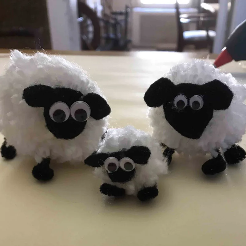 Baaa! Make this adorable pipe cleaner sheep that is completed with a white fluffy coat. Get creative and craft your own pipe cleaner animals for your makeshift barn while teaching your kids about all sorts of barnyard animals!