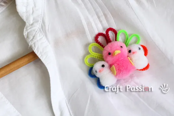 A quick and easy tutorial to make mommy & baby pom-pom turkey brooch that kids can make for their moms. Happy Mother's Day!!!!
