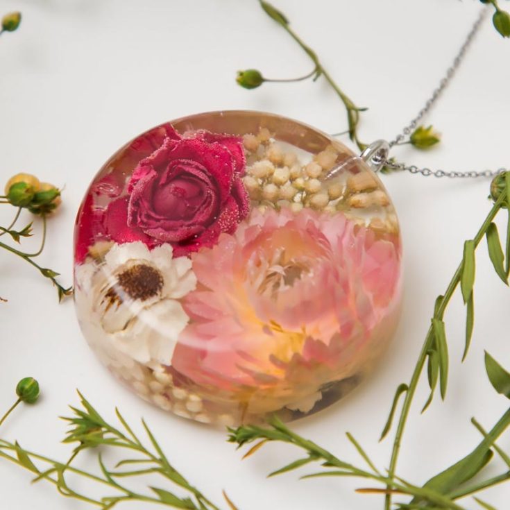 Learn how to preserve your dried flowers in top-notch condition. Using resin opens so many more opportunities for different techniques to improve your mastery of flowers!