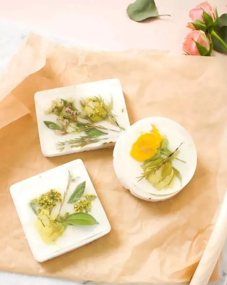 Check out this detailed tutorial that will usher blooms into your home and ensure you smell like fresh flowers. It is an excellent practical gift that is suitable for a floral girlie. Learn how to make it!