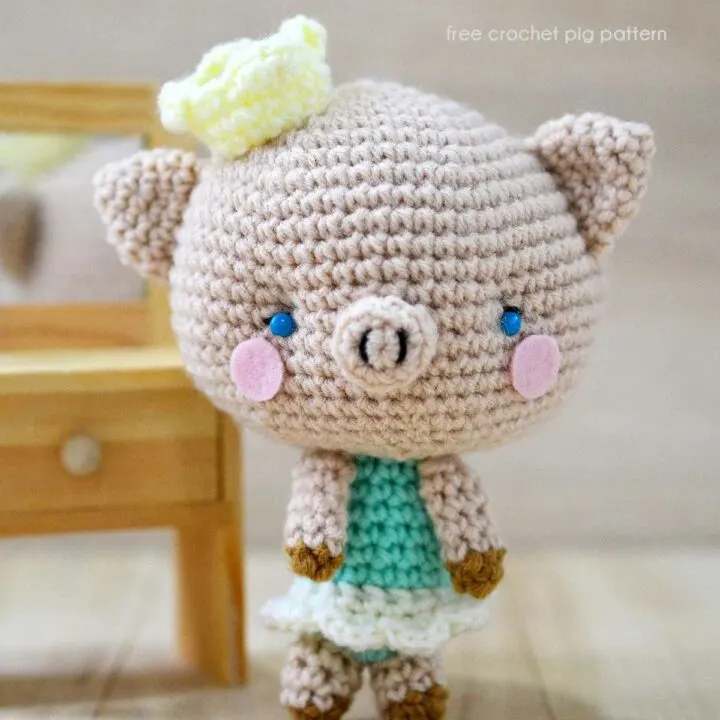 Get the free crochet pig pattern to make the world cutest Amigurumi Pig, Princess P. She is a 5