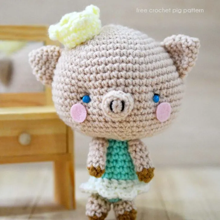Get the free crochet pig pattern to make the world cutest Amigurumi Pig, Princess P. She is a 5