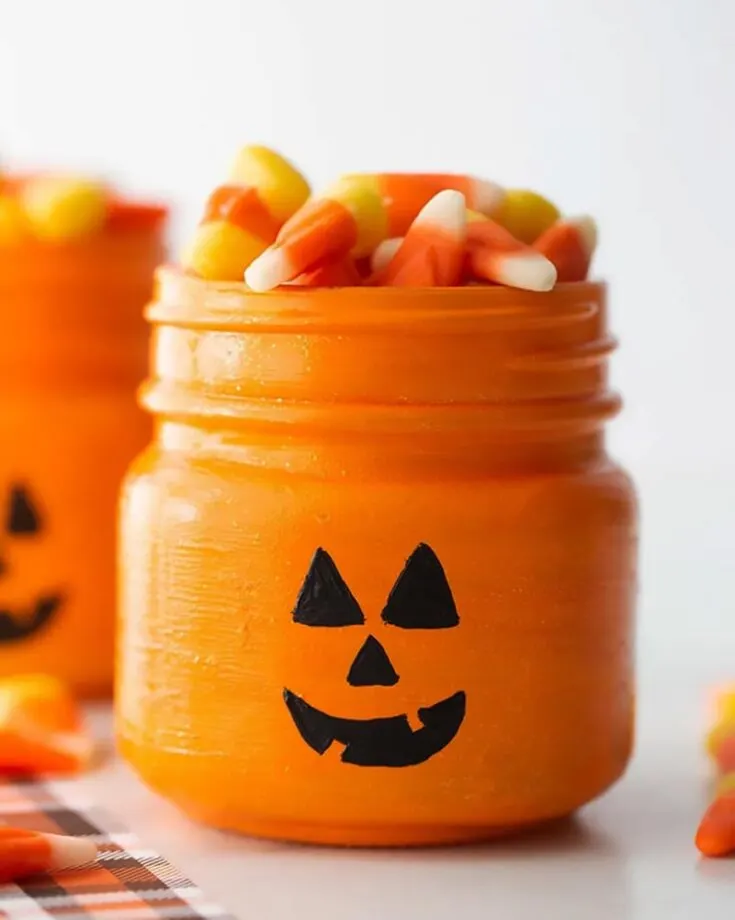 Here is another exciting way to give away sweets and chocolate. Repurpose some mason jars and turn them into goodie jars of sweet corn, M&Ms, and Snickers. The choice is yours! Whether you want to use it as decor or a gift, they work perfectly.