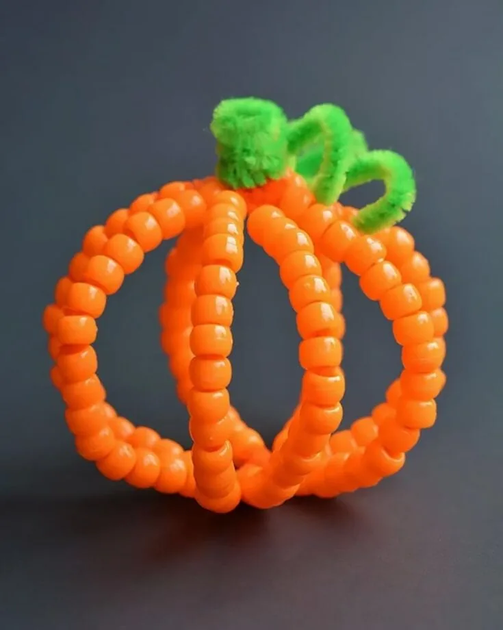 Follow along to make super simple pumpkins that take a few minutes! Debbie Chapman from One Little Project will take the reins and show you how to make them. Follow along!