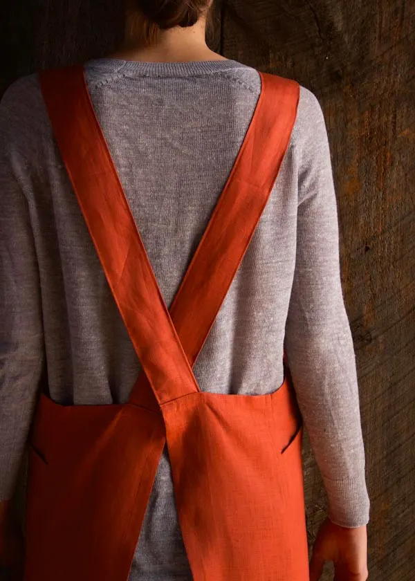 This apron gives full coverage whether you're preparing a family feast for a special occasion or just doing some housework! This linen cross-back apron is practical and loose-fitting, providing you with&nbsp;greater freedom of movement. It's even stitched with French seams to increase durability.