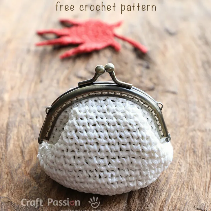 Get free crochet pattern to make a beautiful kisslock coin purse. The crochet pattern comes in written instruction and photos. Beginner can do it.