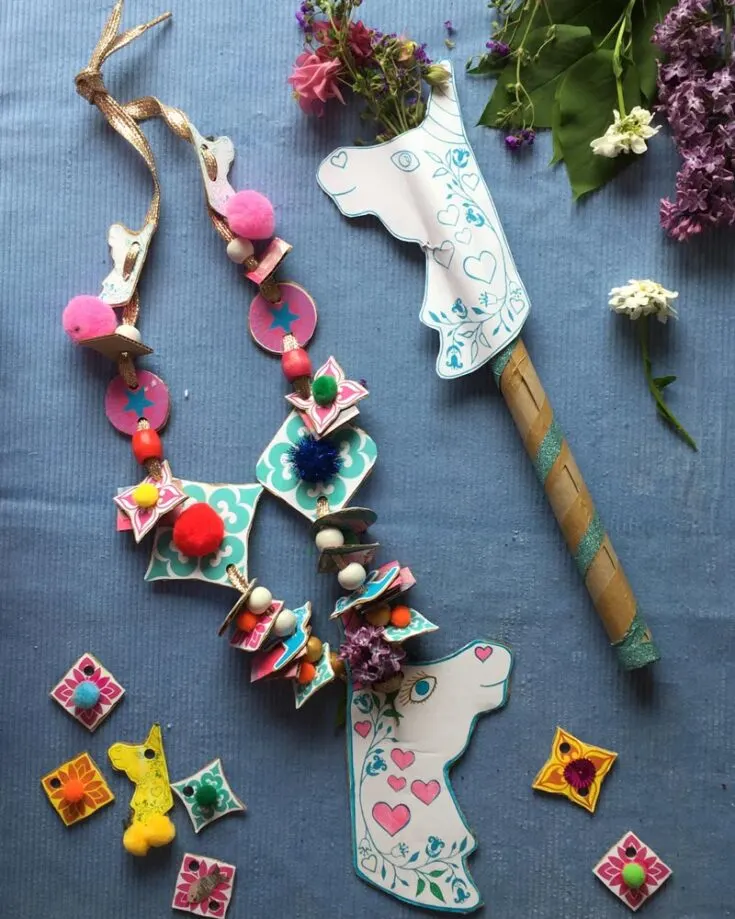Ditch the ordinary and be prepared to explore the eco-chic fashion style with this recycled cardboard necklace design! It&rsquo;s so cute and perfect for your kids to wear around Spring.