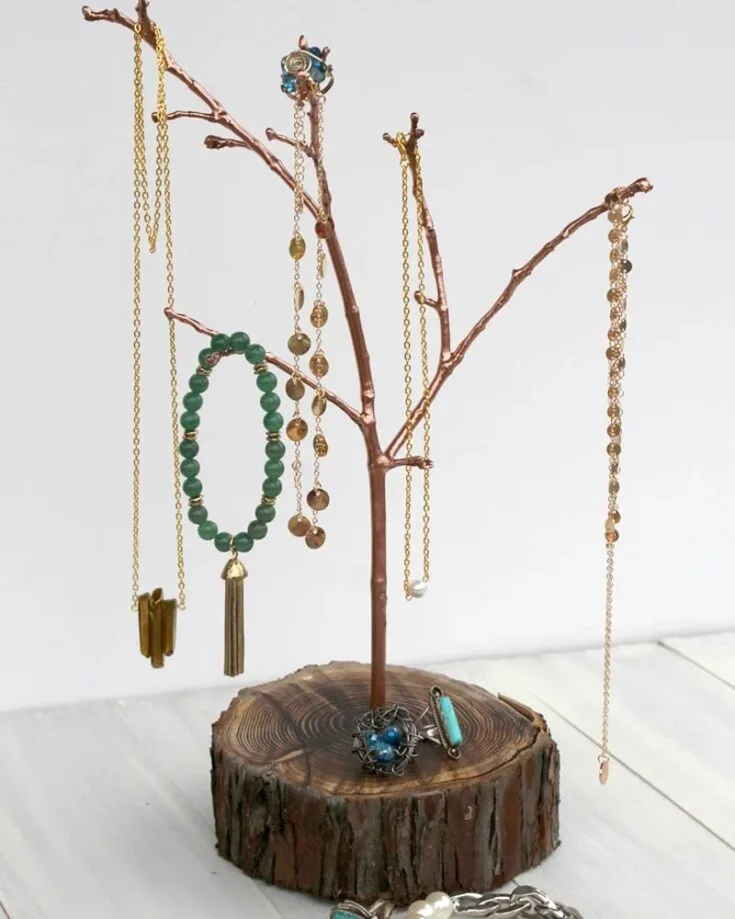 Did you know you can upcycle a regular tree branch into a beautiful jewelry holder? Made with resin, all you need is some tree branches from your backyard and to follow the tutorial.