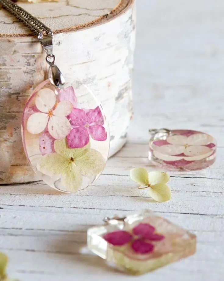 Have you ever wondered how to make resin jewelry with flowers? Then, this is the tutorial for you. Be reminded of warm, sunny days with this flower resin jewelry craft.