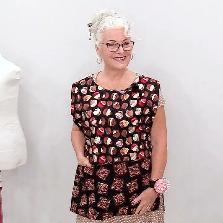 Here's a unique cobbler's apron designed by Laura from SewVeryEasy. Follow this step-by-step video tutorial, and you'll find yourself with an awesome apron that can be reversed front to back and inside out! Don't worry, and it's not as complicated as you think!