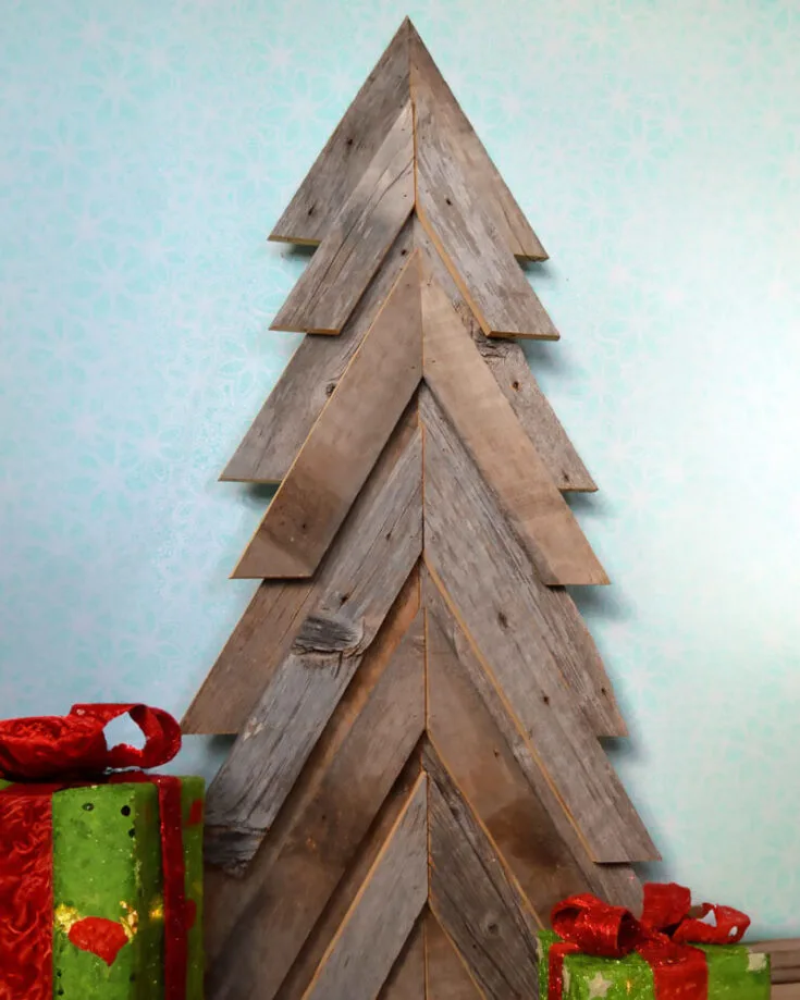 Check this tree out that uses simple techniques. Wood pieces cut at certain angles and stacked against each other make the perfect chevron tree shape. Source the pieces from your barn or unwanted wood stacks. The choice is yours!