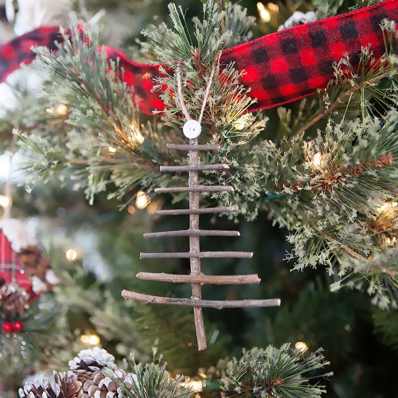 It's time to break from tradition and create a unique ornament. Make this DIY Christmas tree ornament to hang on your tree. Give it a try and let us know what you think!
