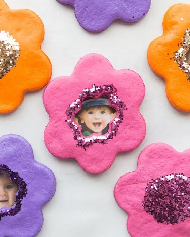 Looking to craft a gift that will touch your Mom&rsquo;s heart? These adorable saltdough flower magnets ought to do the trick! Mold, shape, and decorate your very own colorful designs using easy-to-find ingredients and your favorite pictures of the family to incorporate. Trust us, Mom will hang them proudly on her fridge as it reminds her daily of the love she has at home.