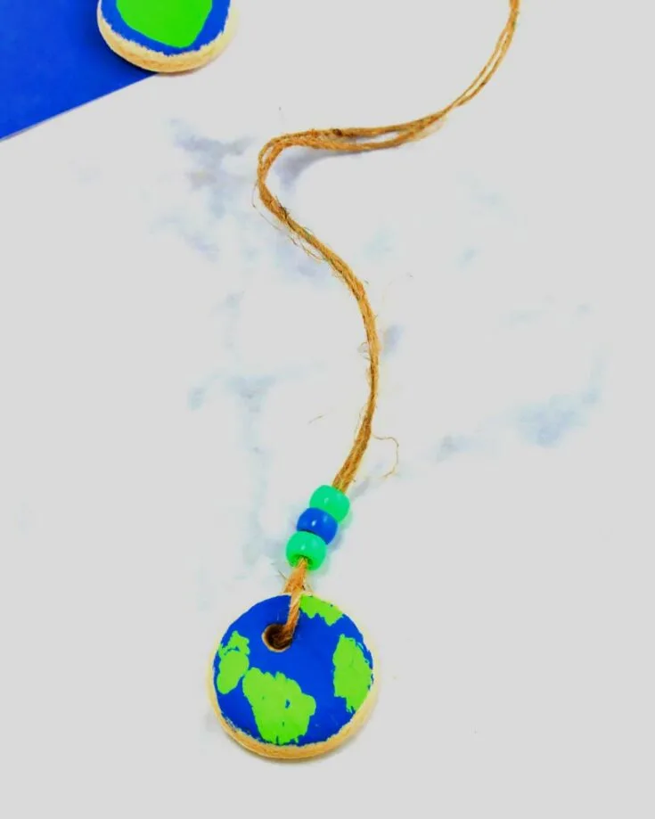 Check out this easy salt dough Earth-themed necklace that you can make for your kids and their friends! Craft this fabulous project to blend fashion and creativity in just a snap!