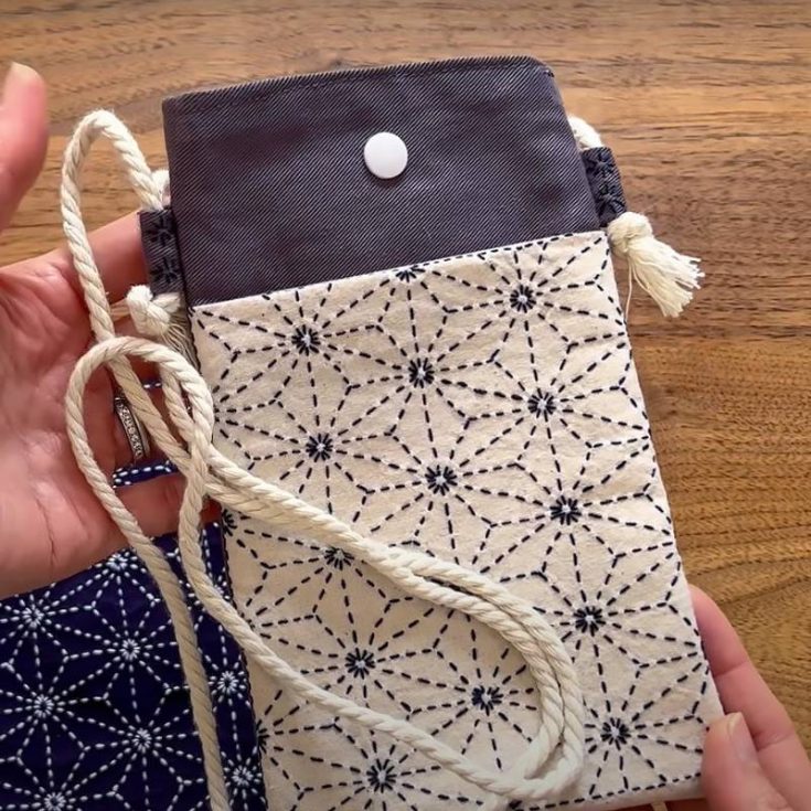 Phone cases or phone bags can be expensive in the market. So, if you&rsquo;re thinking of creating one for your friends, this design is exactly what you need. Check out this fantastic craftsmanship made by The Green Wrapper, where fashion meets function in a stitch.&nbsp;