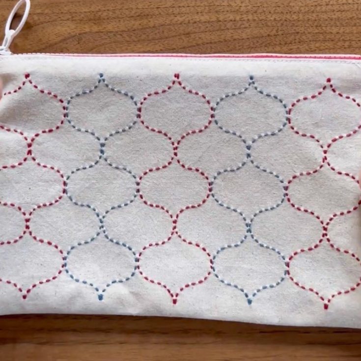 Try out this Amime (Fishing Net) zipper pouch that you can make over the course of a few days! This easy yet intricate pattern is so pleasing to the eyes, and you can take inspiration from regular items and craft them with Sashiko patterns.&nbsp;