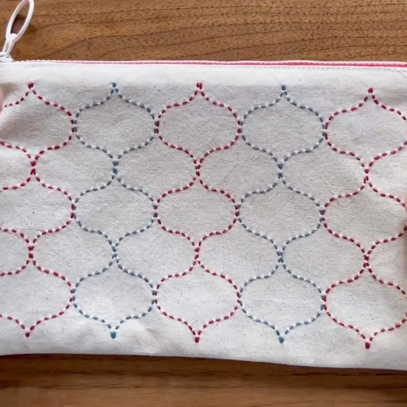 Try out this Amime (Fishing Net) zipper pouch that you can make over the course of a few days! This easy yet intricate pattern is so pleasing to the eyes, and you can take inspiration from regular items and craft them with Sashiko patterns.&nbsp;