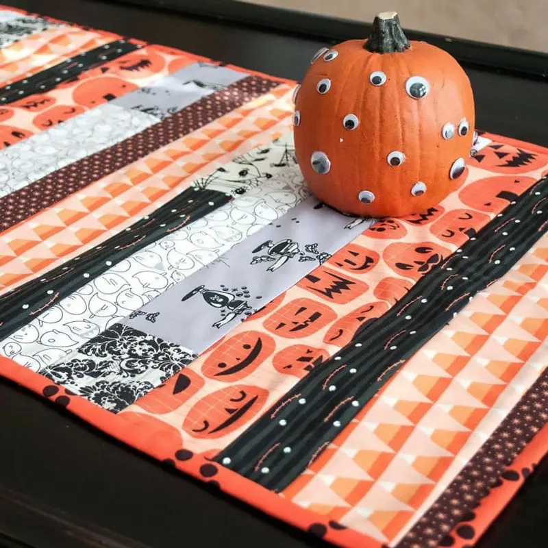 Similar to the quilt runner above, this design is also inspired by the Original Quilt Tutorial. With Halloween approaching around the corner, this design is the perfect to welcome in fall and the spooky spirit indoors! It's super easy to make and scrap-friendly.&nbsp; Table runner size: Adjustable&nbsp;