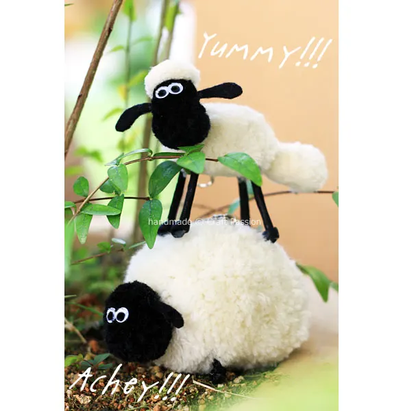 Create Pom Pom Sheep, inspired by Shaun The Sheep, using a pom-pom maker. You can also use the same method to make other sheep.
