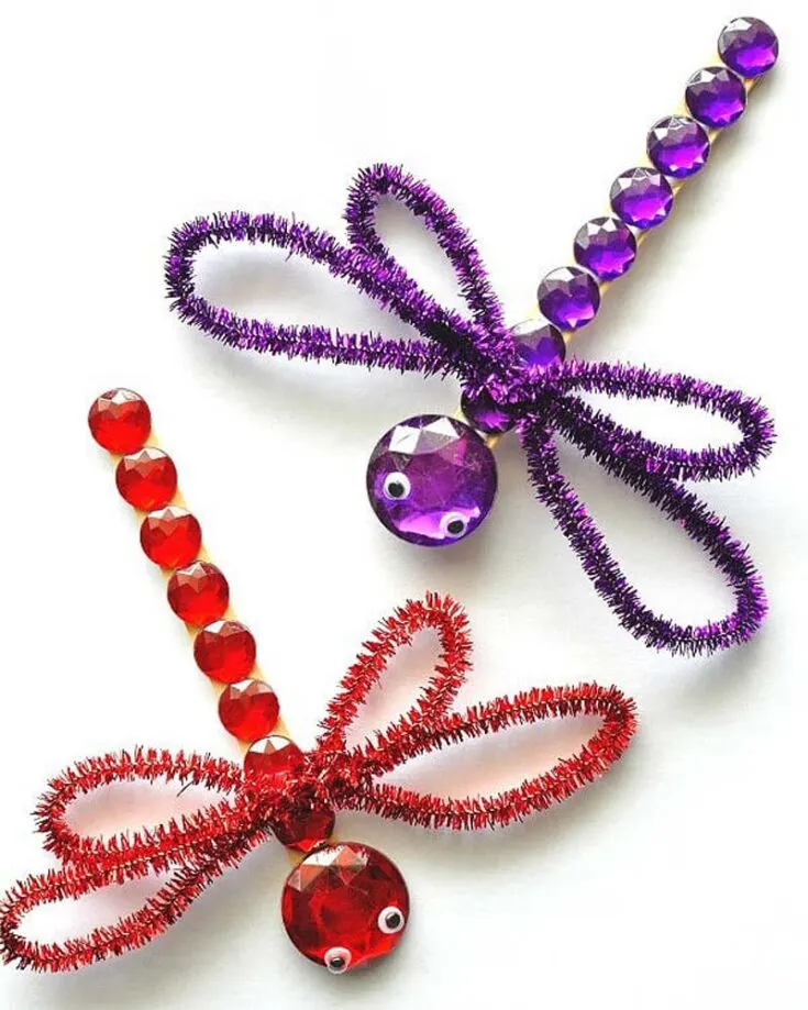 Add a touch of sparkle to your garden space with these dazzling insects. Recreate these shiny dragonflies using glitter pipe cleaners and craft jewels for a fun after-school activity.