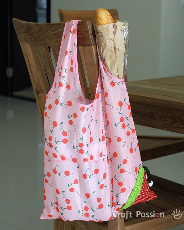 How to sew a grocery bag pattern with a strawberry drawstring bag attachment. Fold & store the bag inside the drawstring bag when not in use.