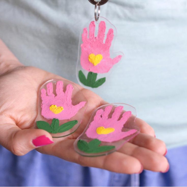 Check out this other keychain design that will leave your mom in awe of your creativity. Craft a pocket-sized bouquet with your handprint to show her some love. Give her something miniature to carry around on her purse, bag, or other accessories to remind her daily of the love that she built at home.