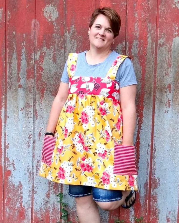 Check out this high-bodice apron pattern from Patchwork Posse! This apron has thin straps which allow for more upper-body mobility, and it also features wide waist ties which form a fancy bow at the back.