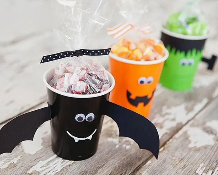 How adorable are these little Halloween treat cups? With a variation of pumpkins, bats, and Frankenstein monsters, they&rsquo;re quick, inexpensive, and perfect for party favors and a fun craft for the kids. Simple and sweet!